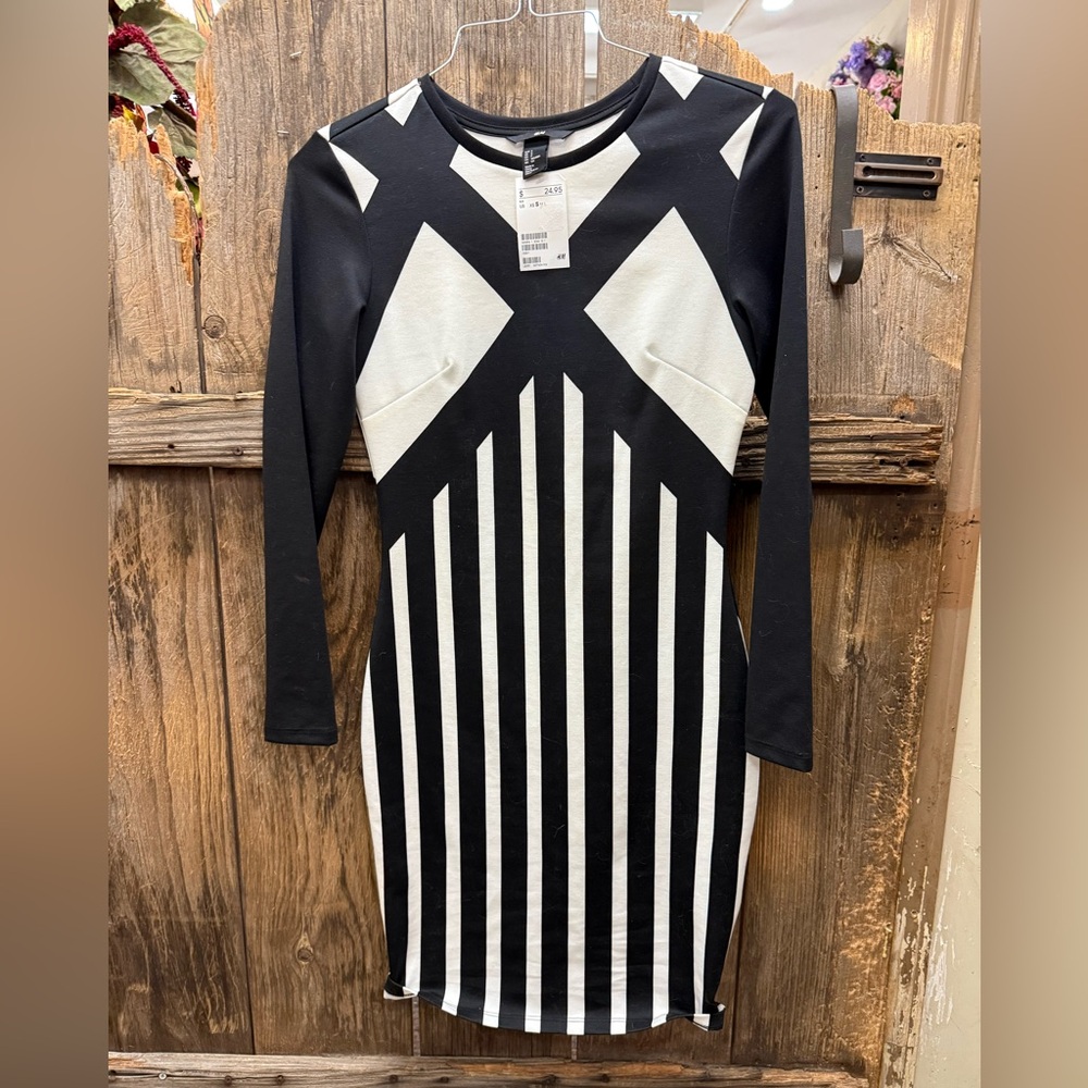 H&M Black and White Geometric Long Sleeve Dress